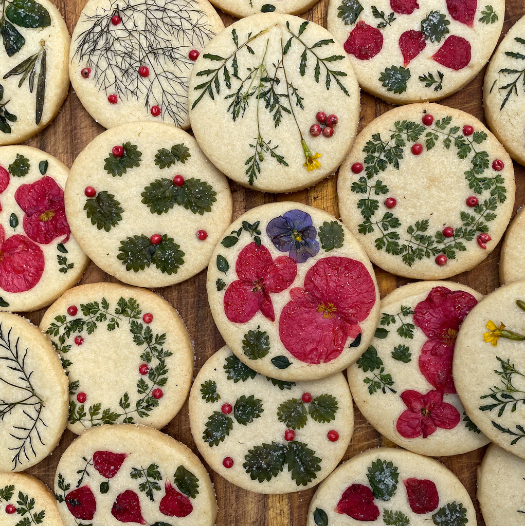 6 holiday themed flower cookies made with El Bagel!